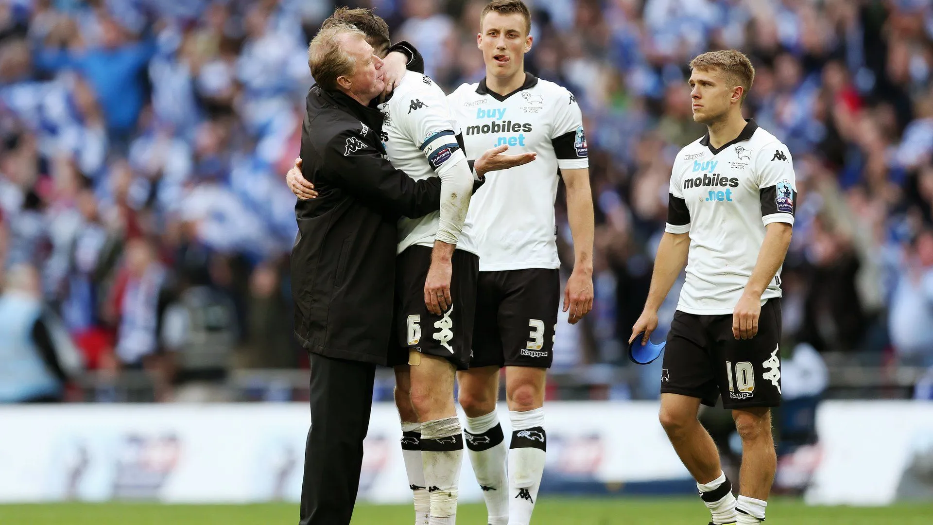 HLV Steve McClaren ôm Richard Keogh sau trận, phía sau là Craig Forsyth và Jamie Ward, hình ảnh từ mùa giải Derby County tranh suất lên hạng