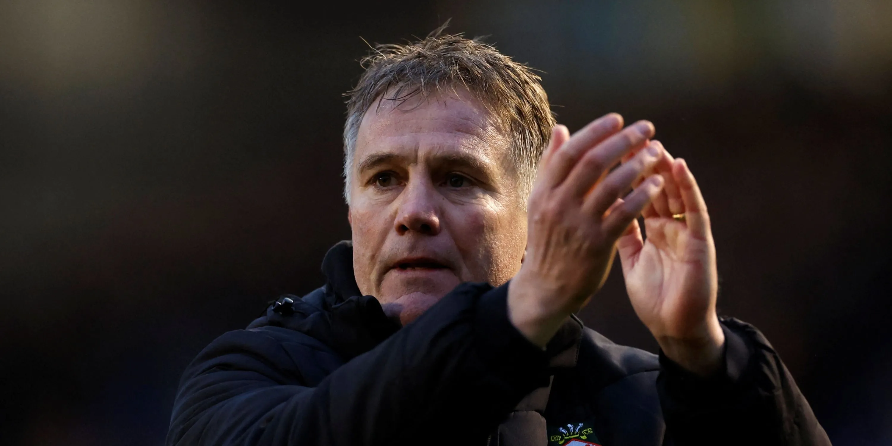 Huấn luyện viên Phil Parkinson của Wrexham đang chỉ đạo đội bóng