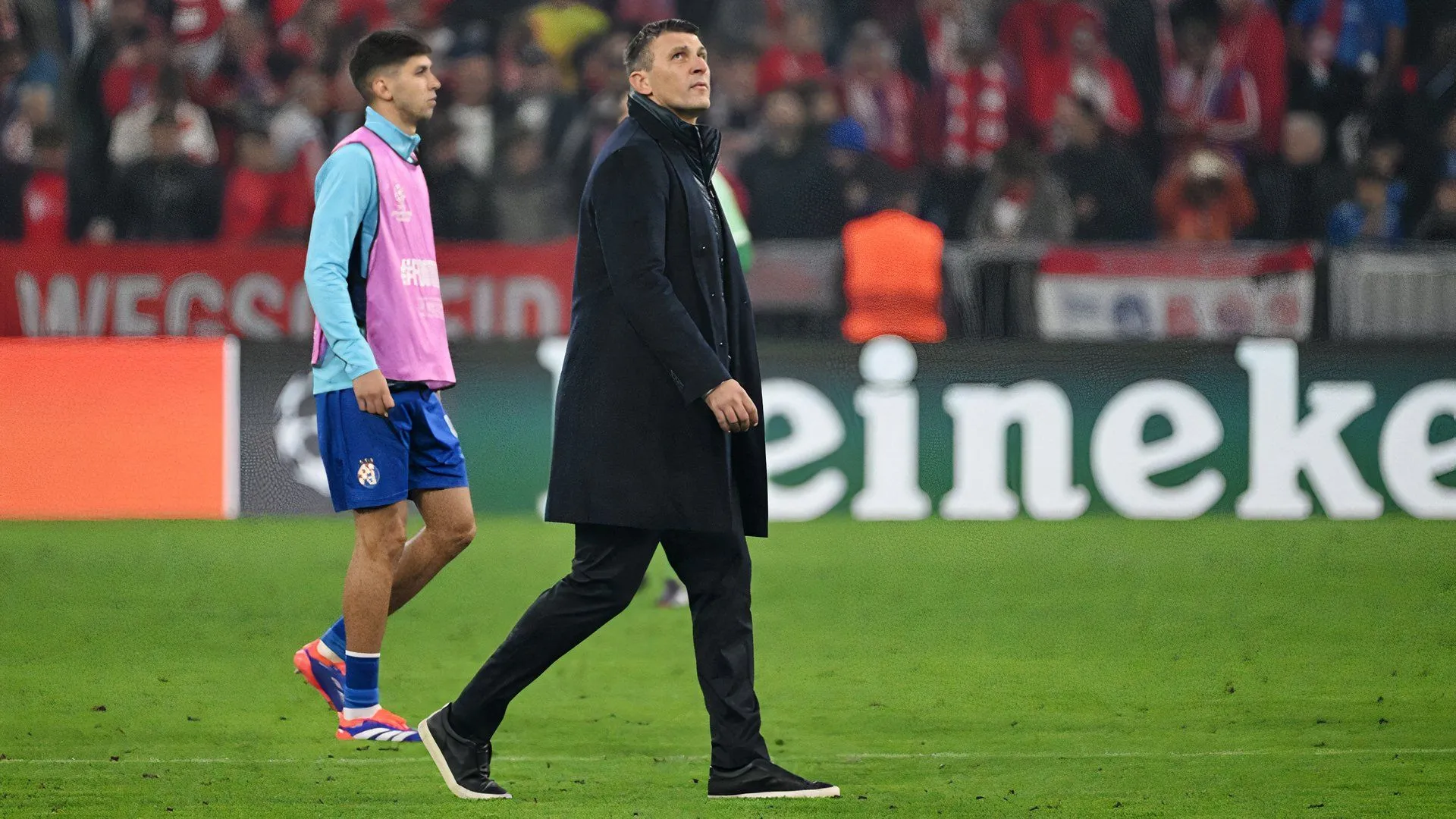 Huấn luyện viên Sergej Jakirovic chỉ đạo trong trận đấu giữa Dinamo Zagreb và Bayern Munich