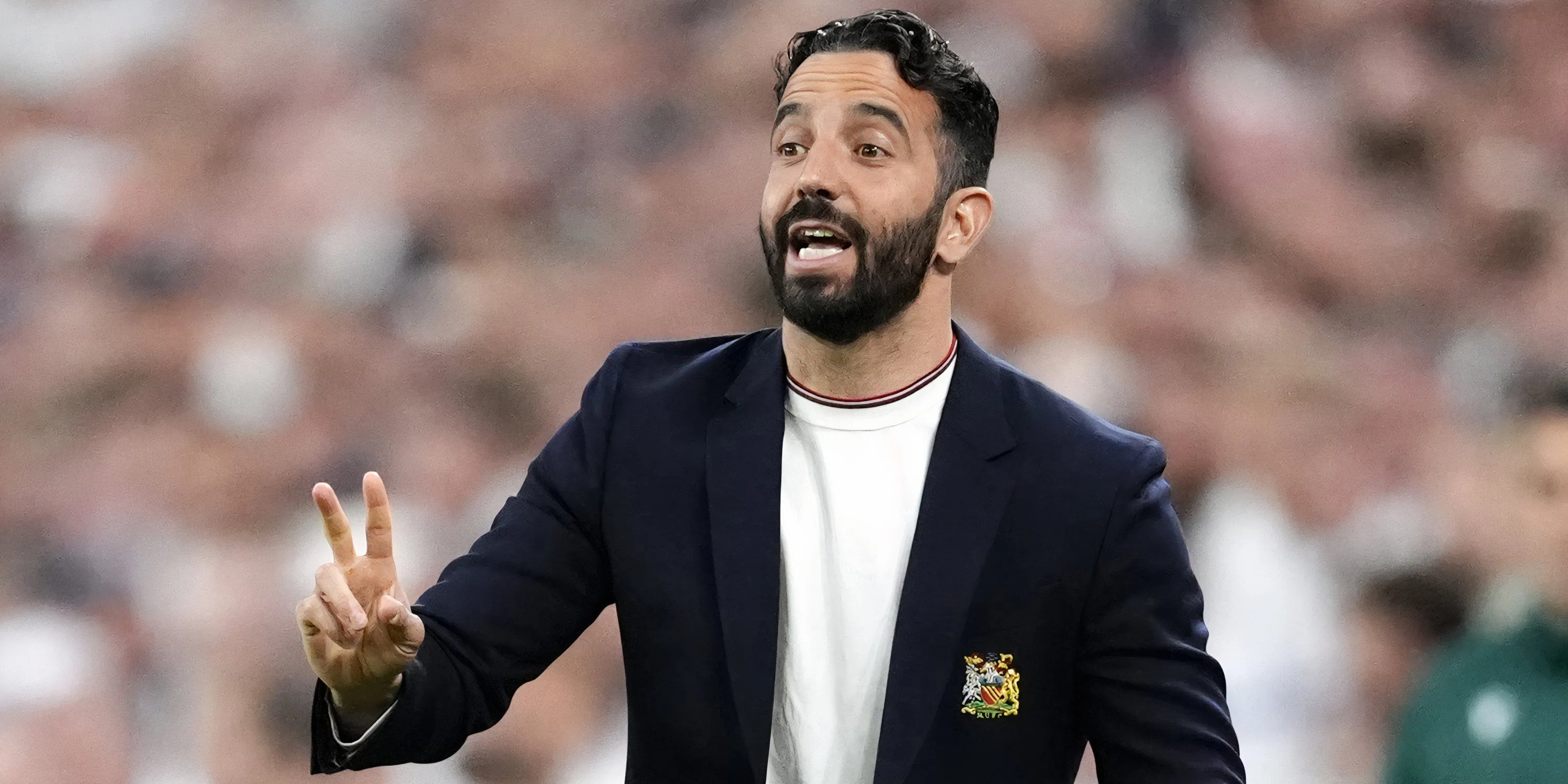 Huấn luyện viên trưởng Manchester United Ruben Amorim đứng trên đường biên