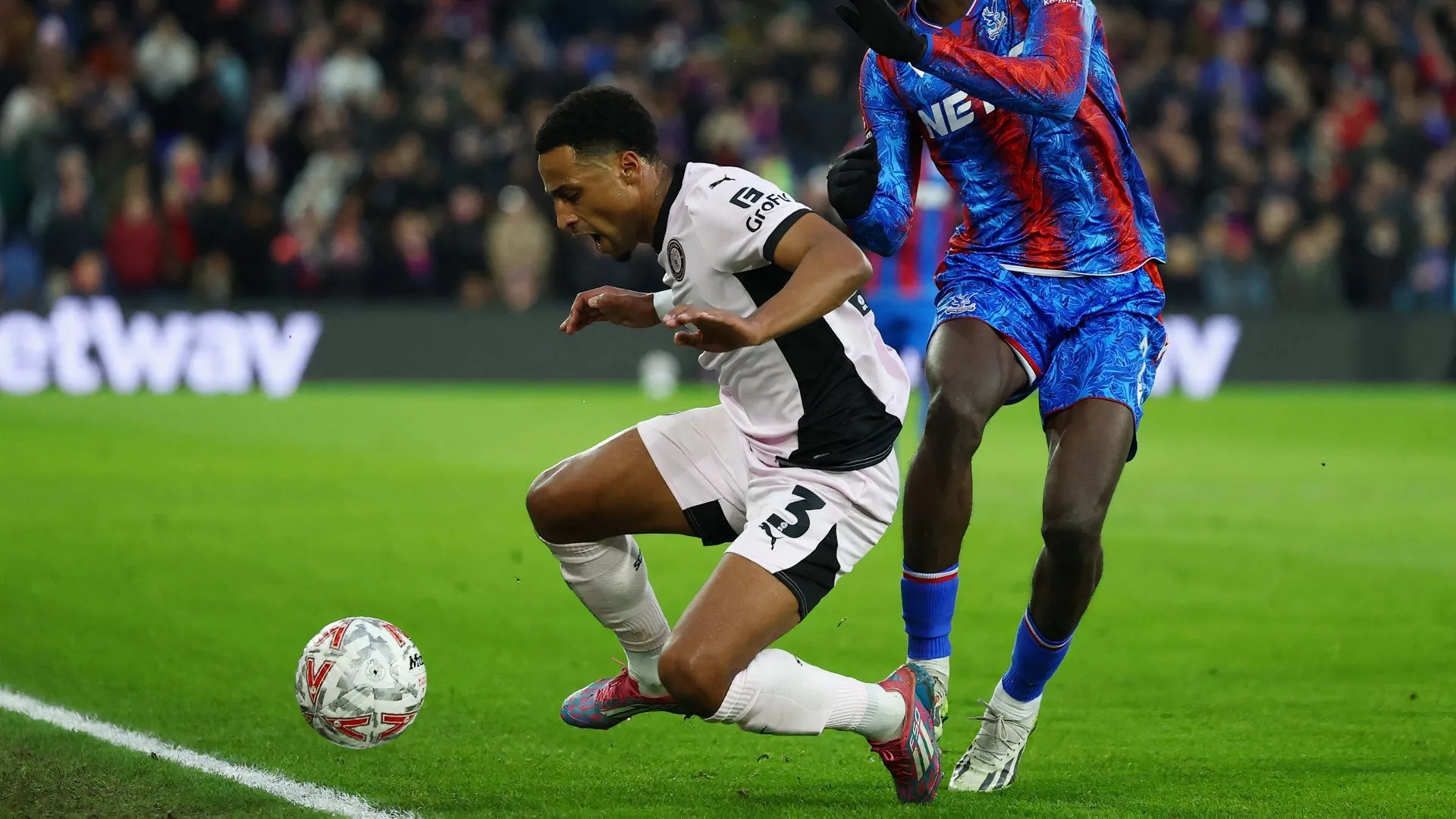 Ibou Touray, hậu vệ trái được Bradford City theo đuổi