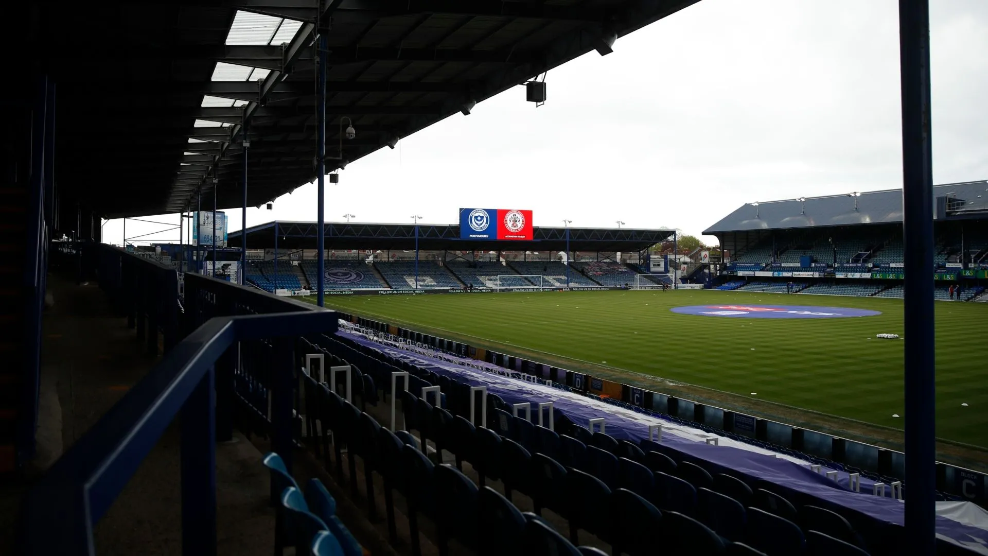 Khán đài sân Fratton Park của Portsmouth, nơi người hâm mộ thể hiện sự cuồng nhiệt