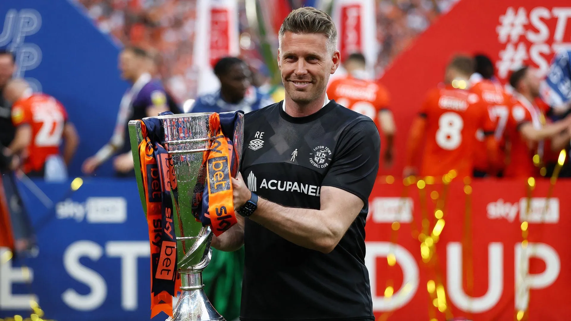 Khoảnh khắc Rob Edwards cùng Luton Town giành vé lên chơi Ngoại hạng Anh