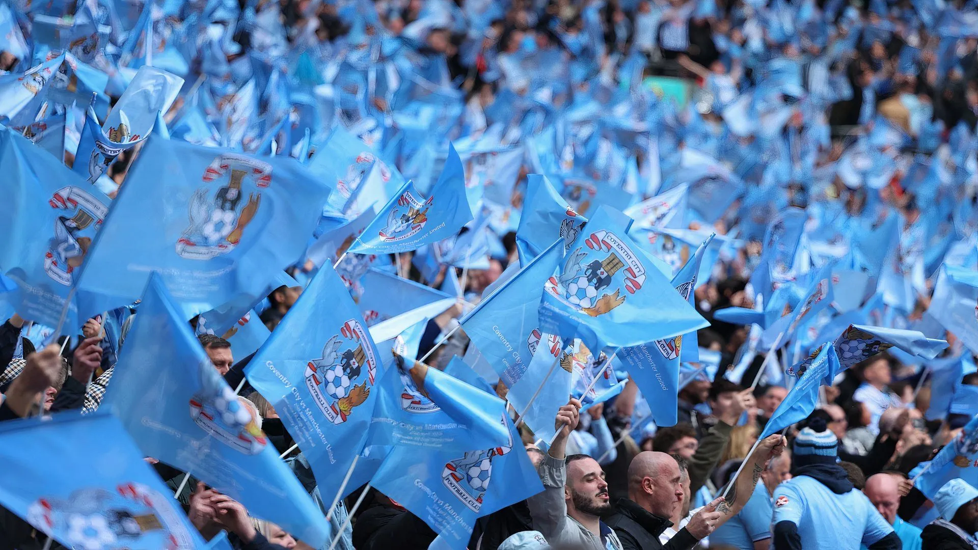 Người hâm mộ Coventry City cuồng nhiệt trên khán đài sân CBS Arena