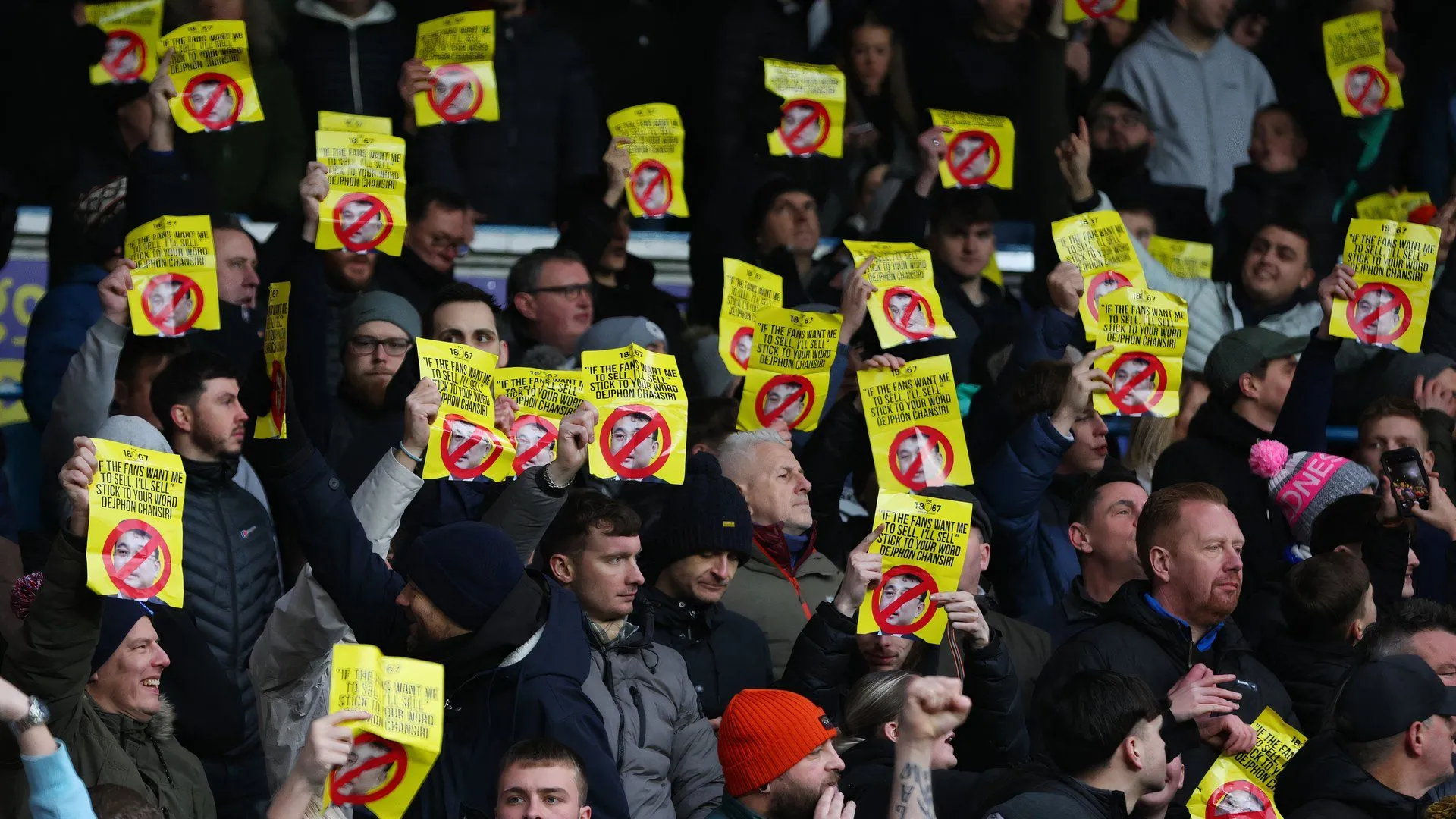 Người hâm mộ Sheffield Wednesday biểu tình phản đối ông chủ Dejphon Chansiri