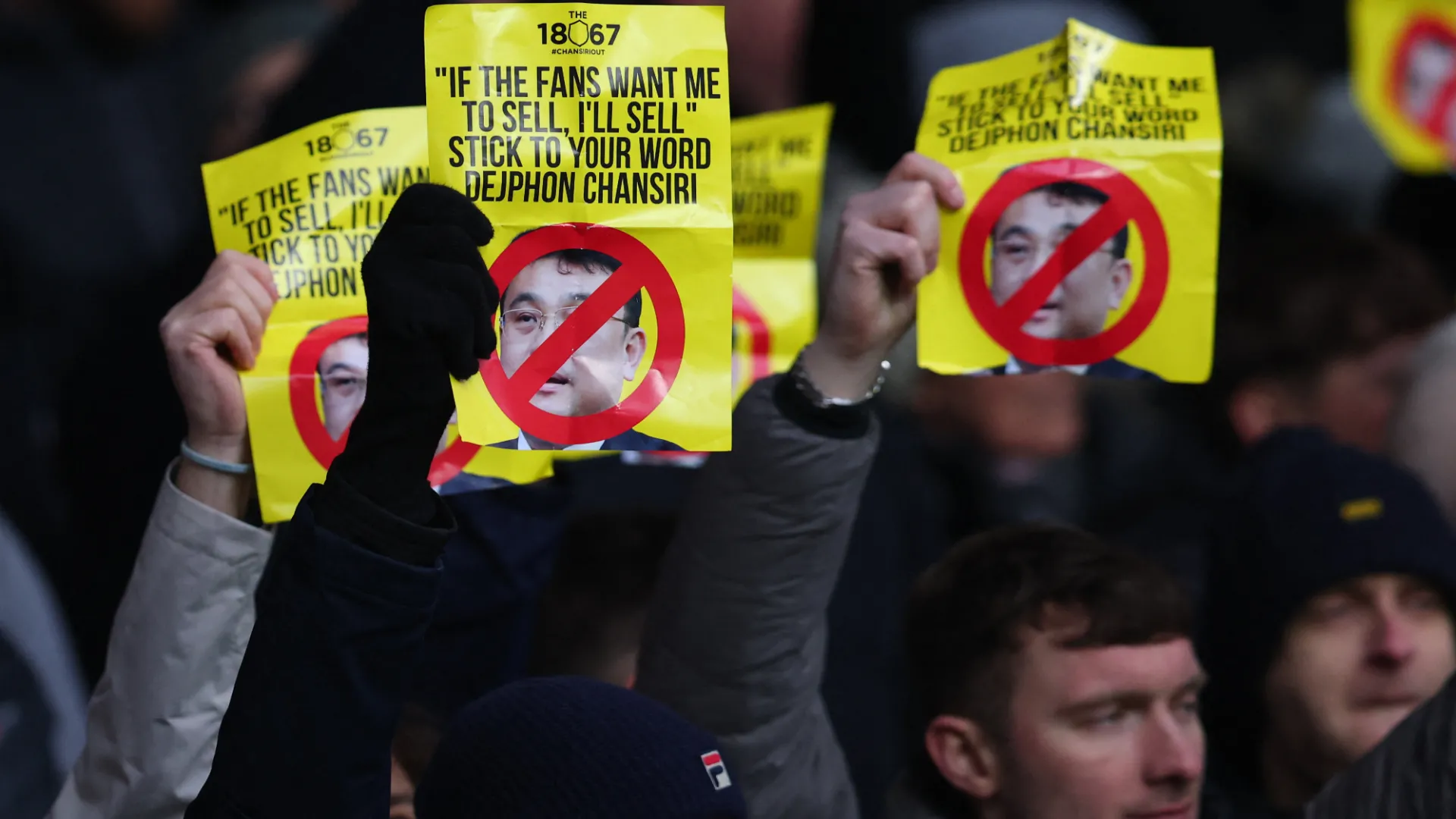 Người hâm mộ Sheffield Wednesday biểu tình yêu cầu chủ tịch Dejphon Chansiri rời đi