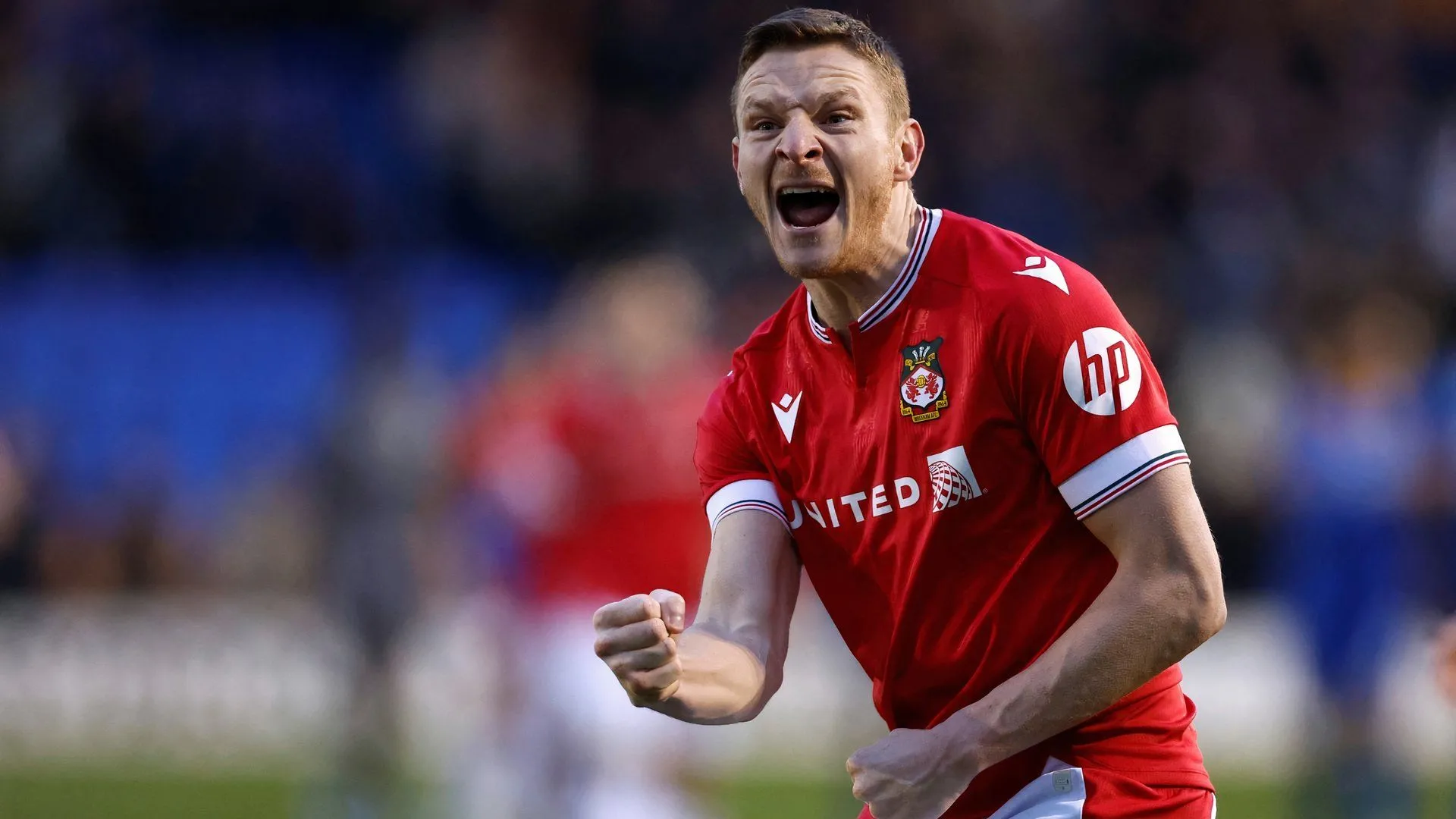 Paul Mullin, tiền đạo của Wrexham, trên sân cỏ.