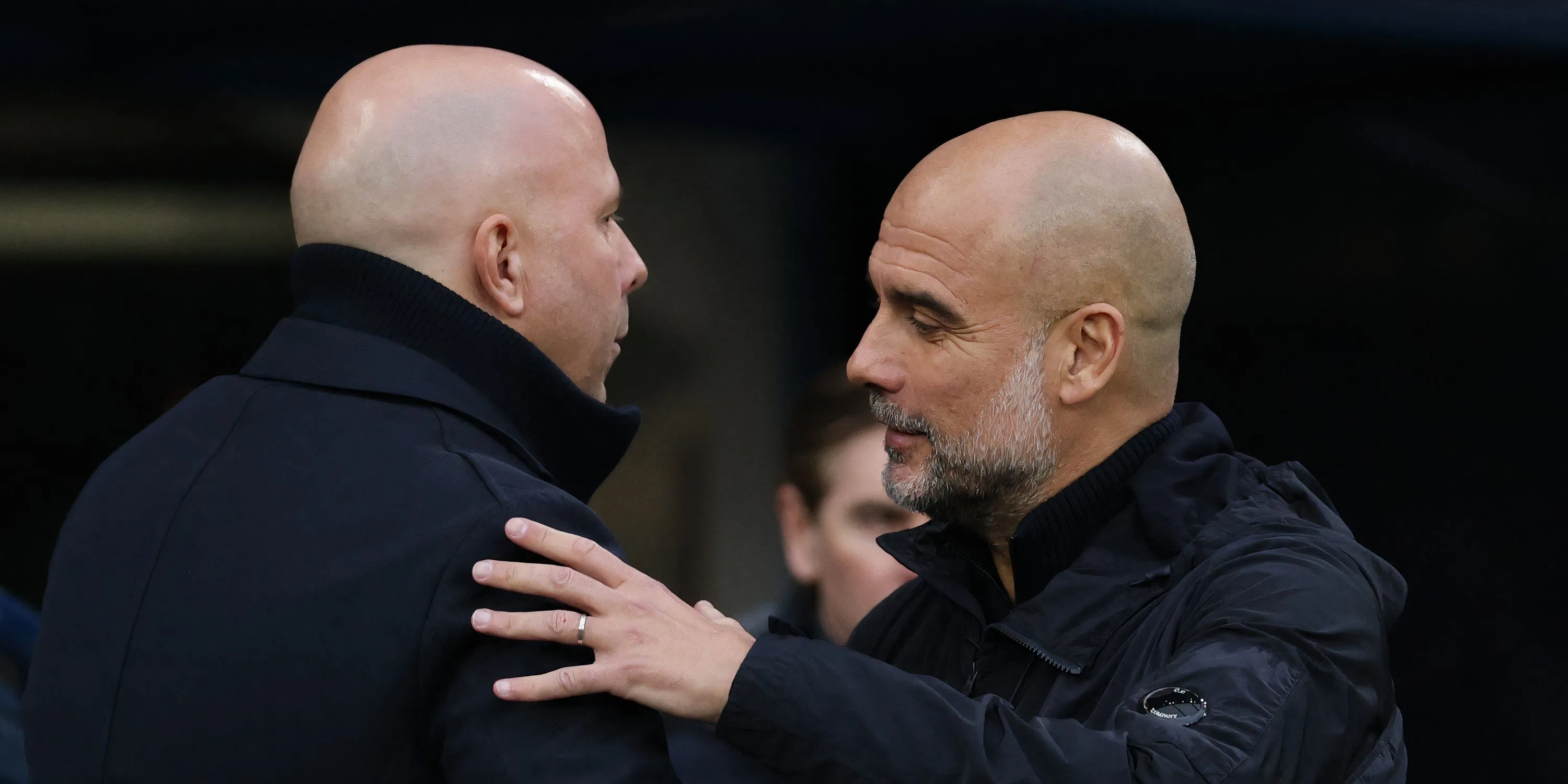 Pep Guardiola và Arne Slot trên sân bóng