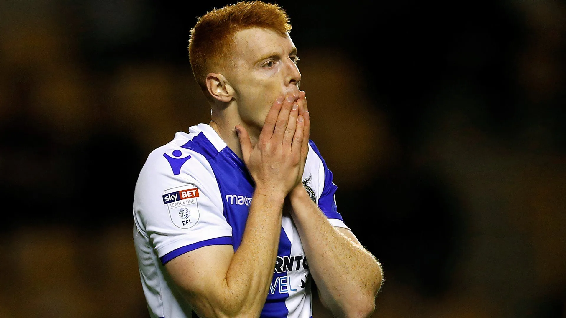 Rory Gaffney ăn mừng bàn thắng cho Bristol Rovers