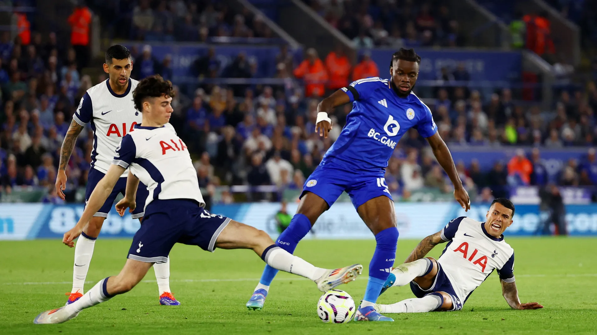 Stephy Mavididi ăn mừng bàn thắng cho Leicester City