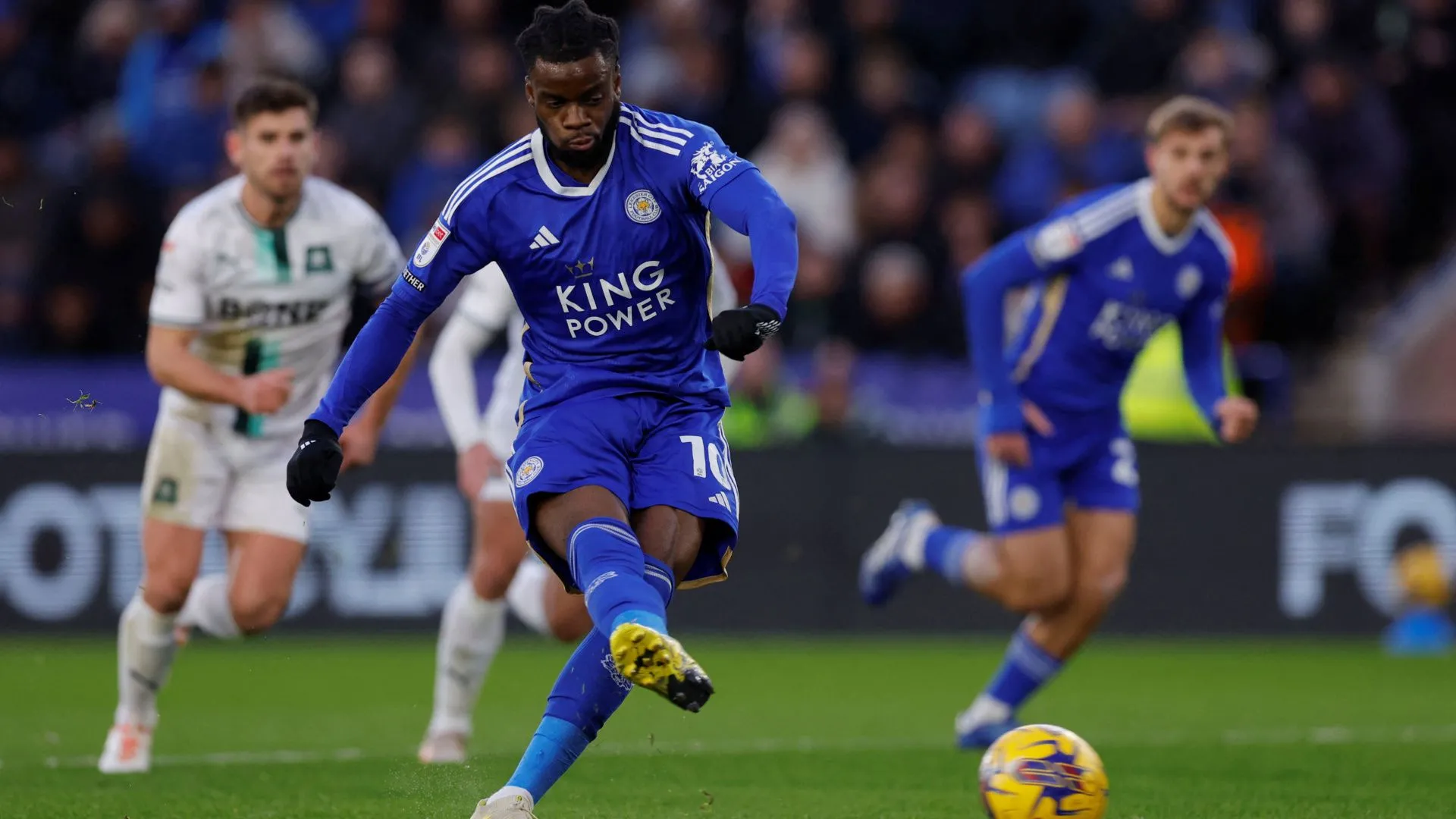 Stephy Mavididi đi bóng trong trận đấu của Leicester City
