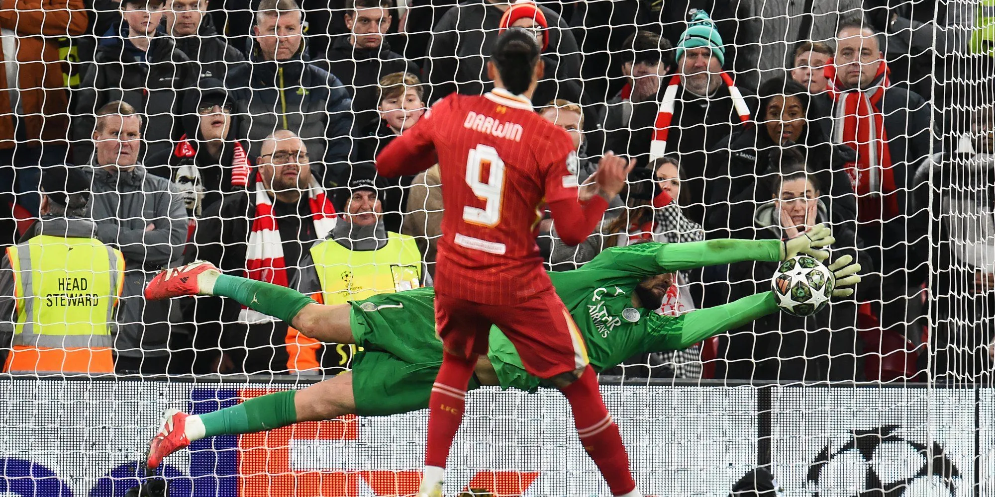 Thủ môn Donnarumma (PSG) và tiền đạo Darwin Nunez (Liverpool)