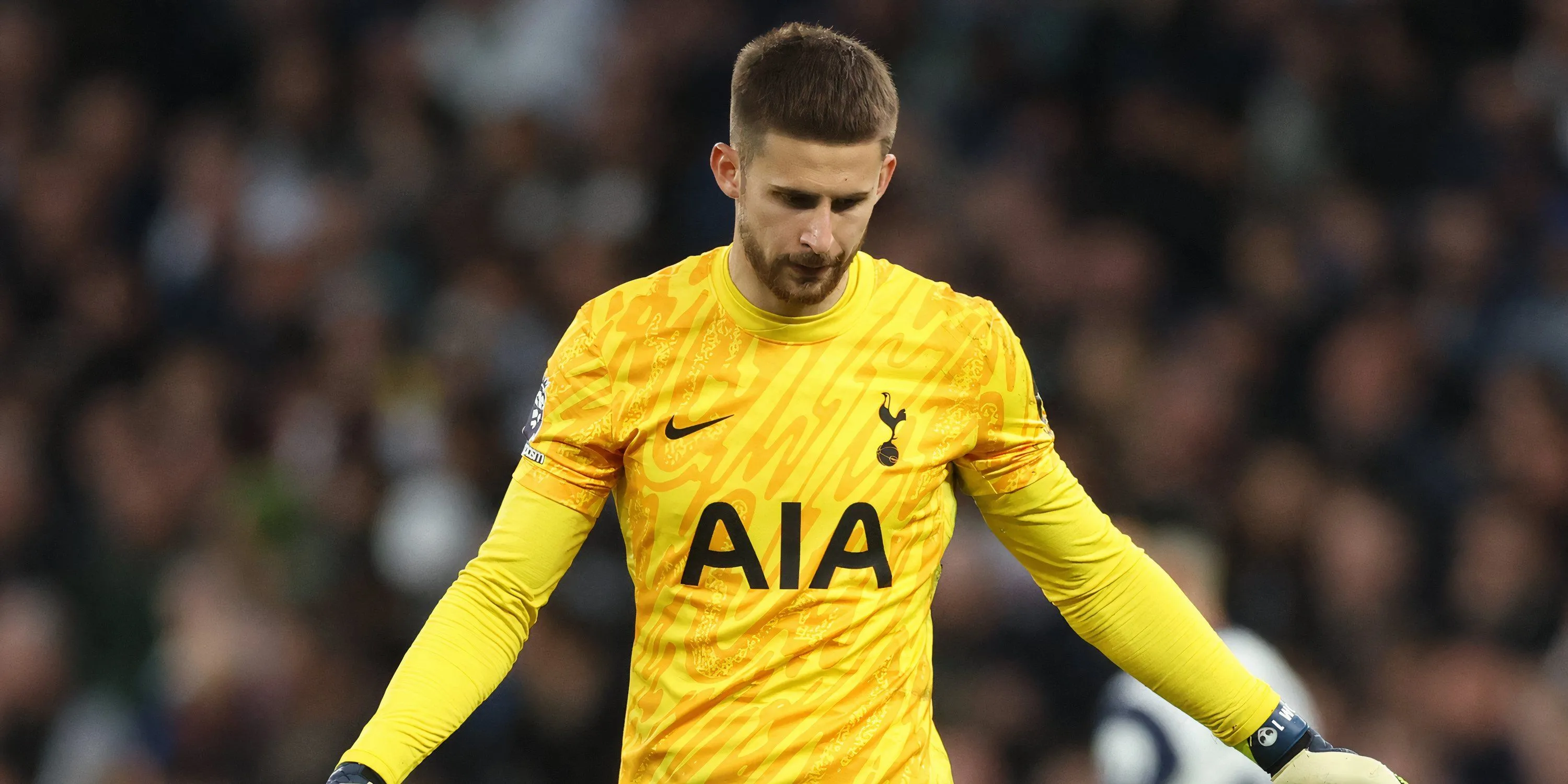 Thủ môn Guglielmo Vicario của Tottenham trong trận đấu Premier League