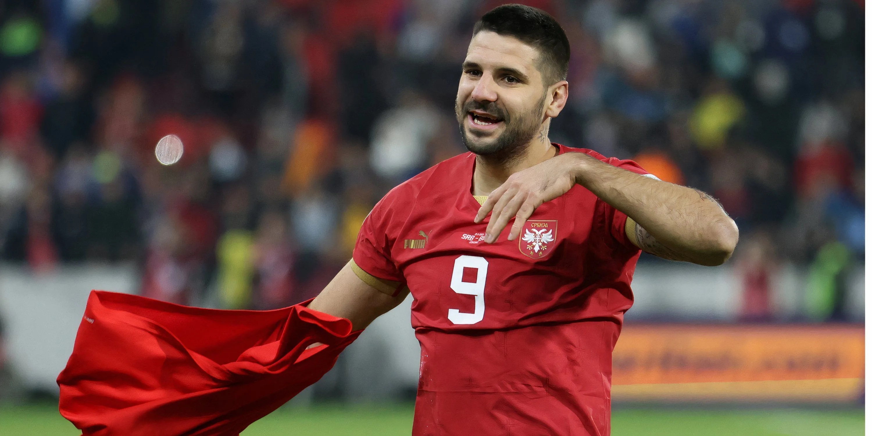 Tiền đạo Aleksandar Mitrovic trong màu áo đội tuyển Serbia chuẩn bị thực hiện pha đá phạt