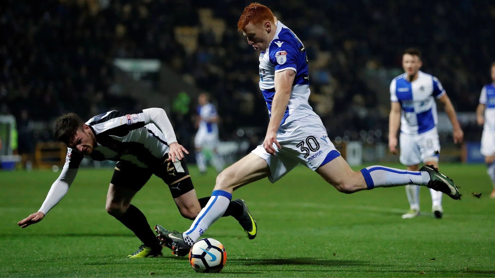 Tiền đạo Rory Gaffney trong màu áo Bristol Rovers