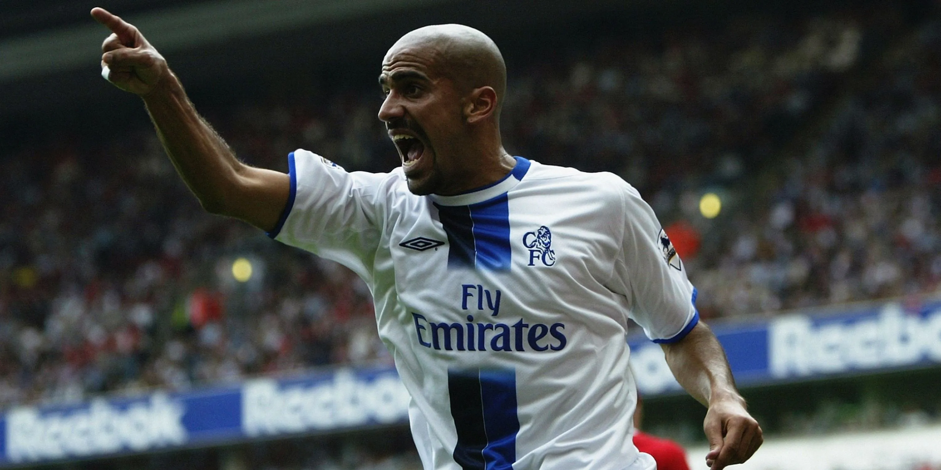 Tiền vệ Juan Sebastian Veron mặc áo thi đấu Chelsea trên sân cỏ