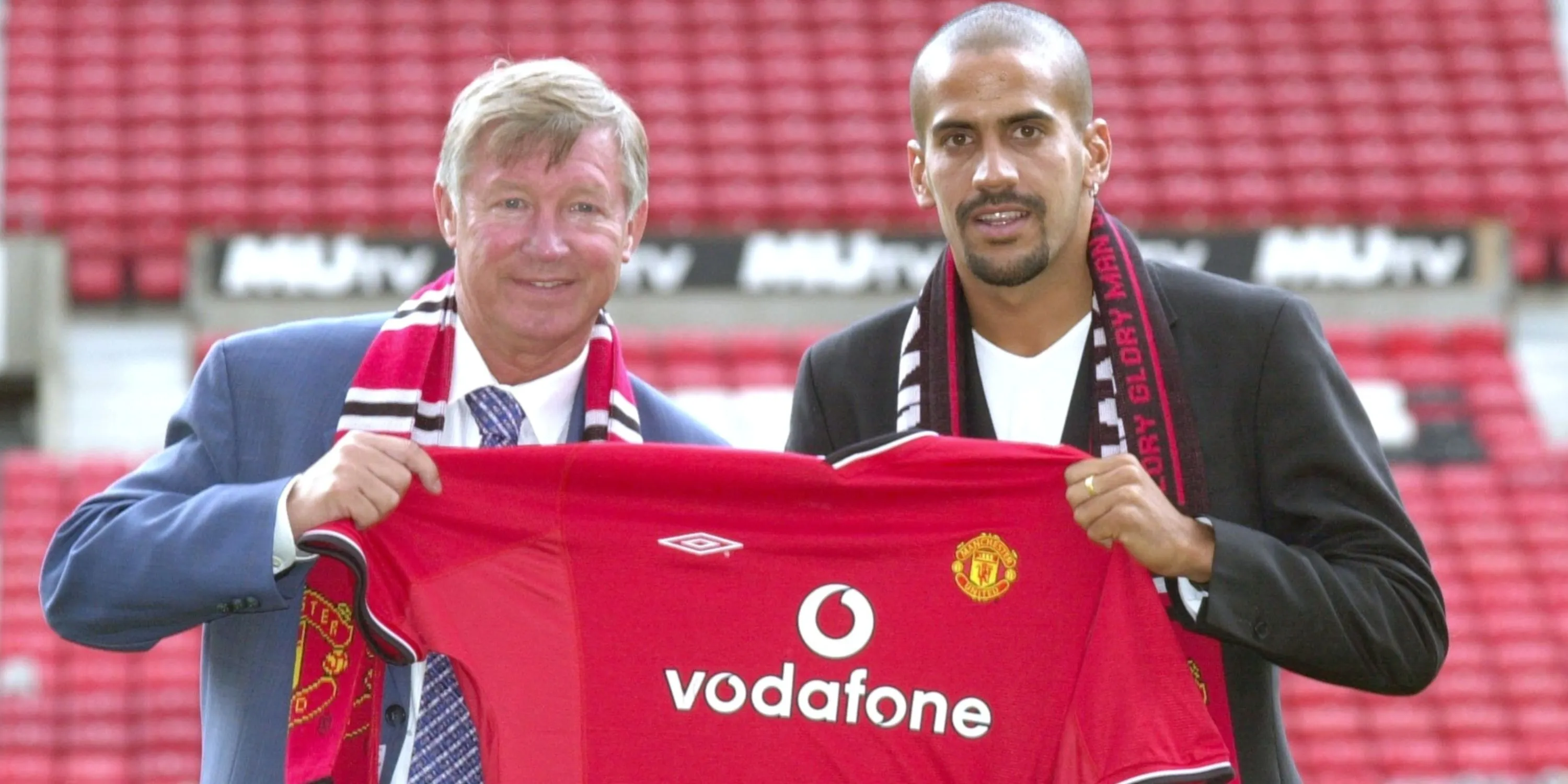 Tiền vệ Juan Sebastian Veron trong màu áo Manchester United thi đấu trên sân vận động