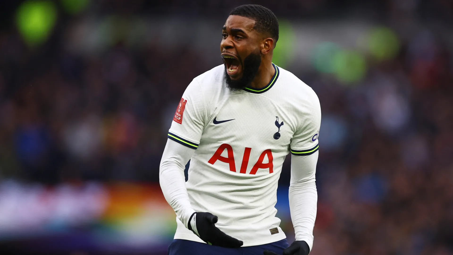Trung vệ Japhet Tanganga trong màu áo Tottenham Hotspur trước đây