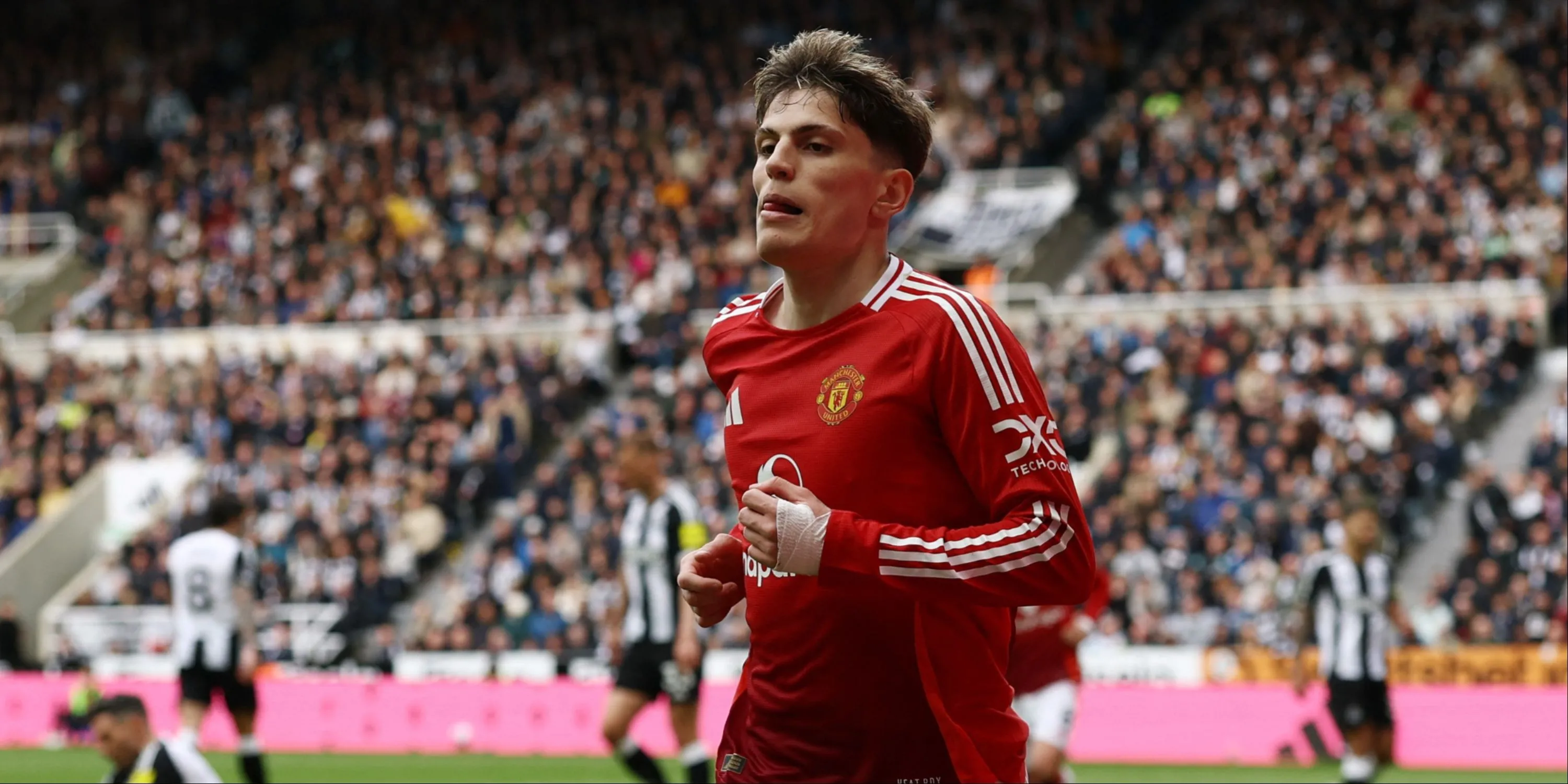 Alejandro Garnacho ăn mừng bàn thắng cho Manchester United