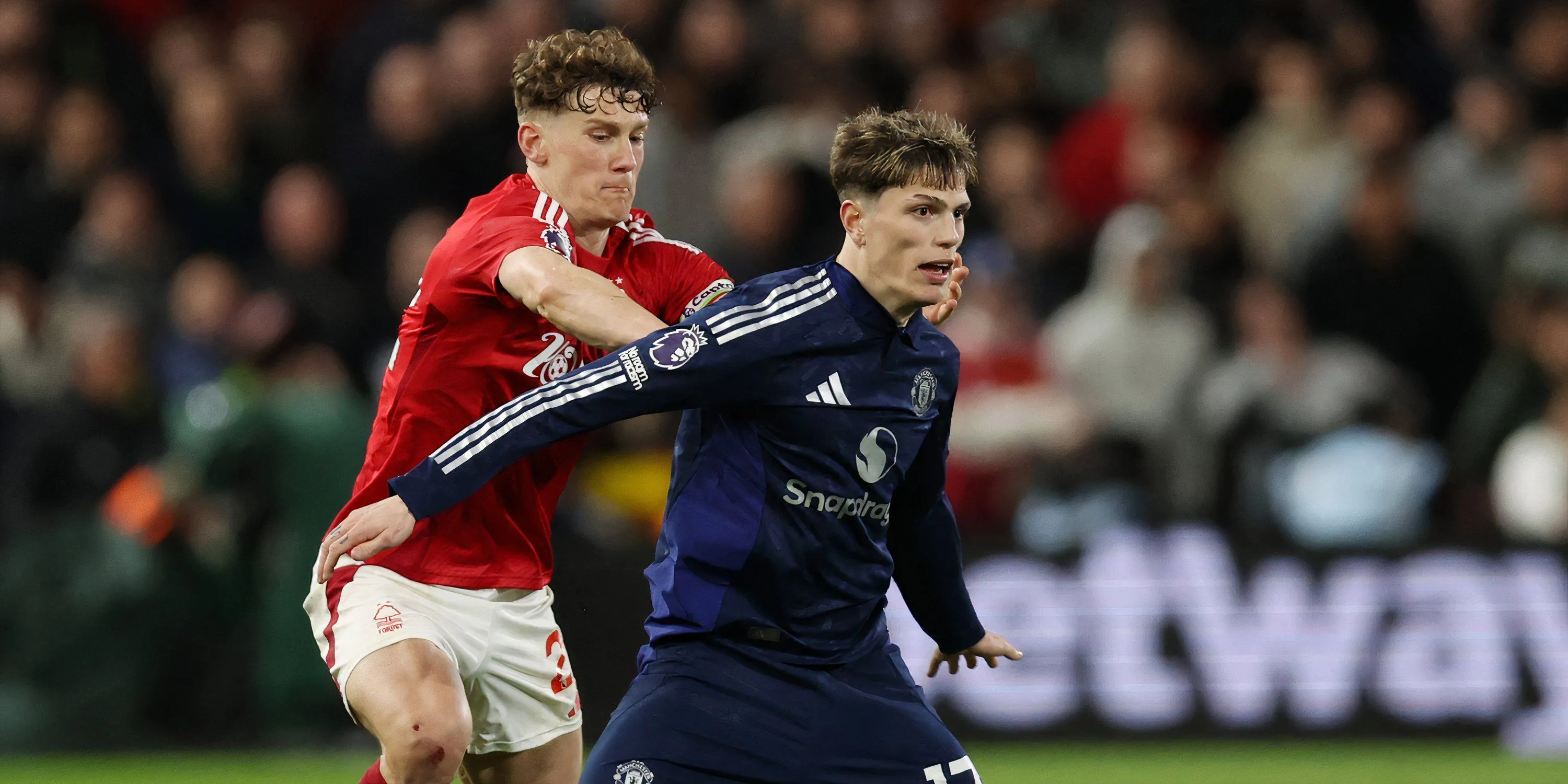 Alejandro Garnacho rê bóng tấn công trong trận đấu của Manchester United