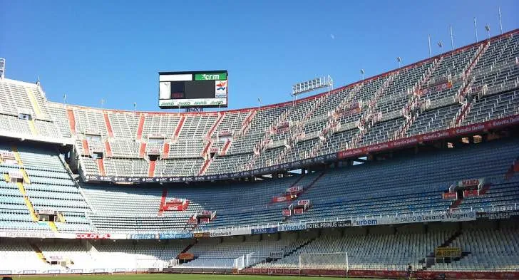 Ánh nắng chiếu rọi khán đài Mestalla, tạo nên không khí cuồng nhiệt