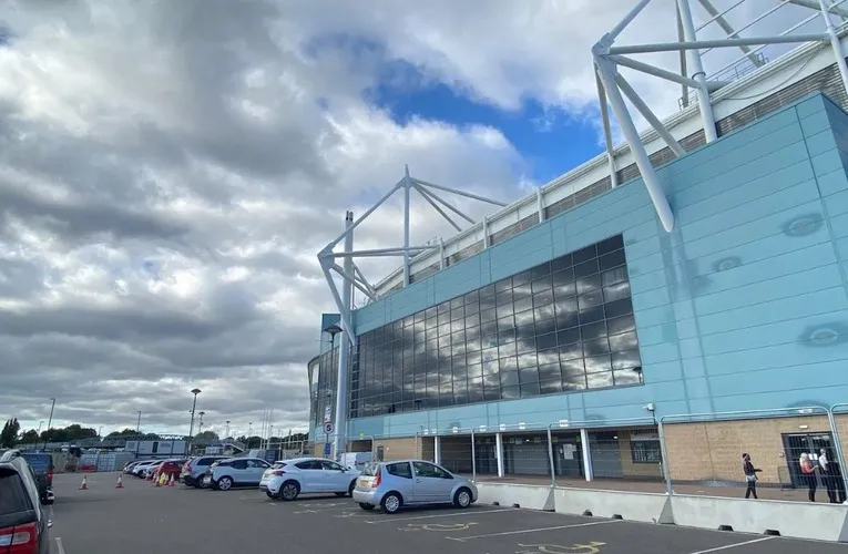 Bãi đậu xe tại sân Coventry Building Society Arena