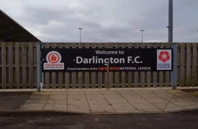 Bảng hiệu chào mừng tại sân vận động Blackwell Meadows với logo Darlington FC