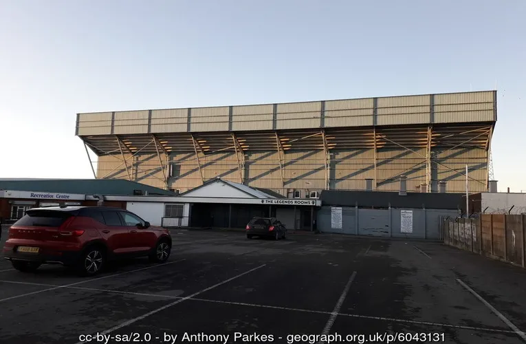 Bên ngoài sân vận động Prenton Park, kiến trúc cổ điển của sân nhà Tranmere Rovers
