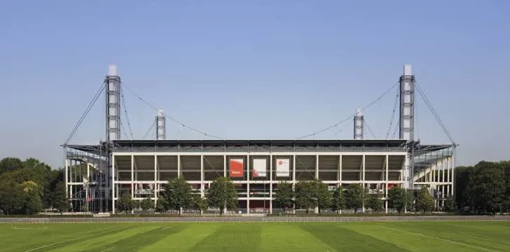 Bên ngoài sân vận động RheinEnergieStadion, kiến trúc hiện đại