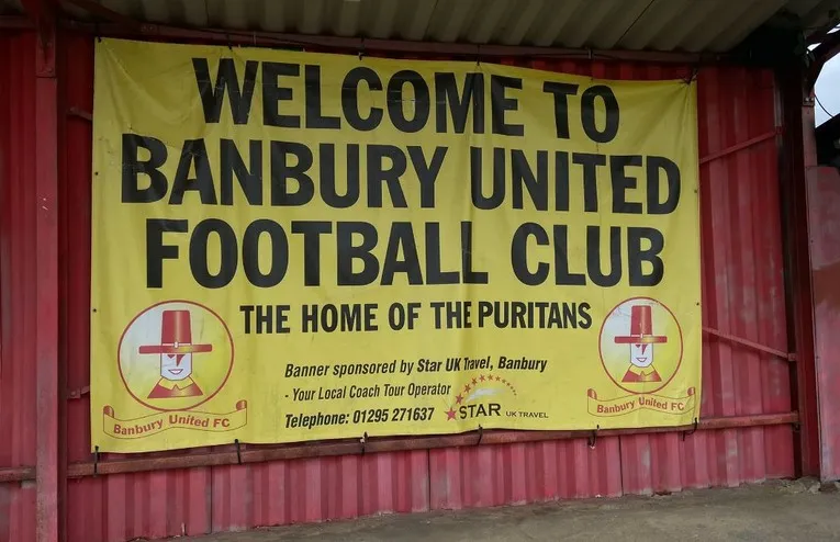 Biển chào mừng tại lối vào Spencer Stadium, sân nhà Banbury United