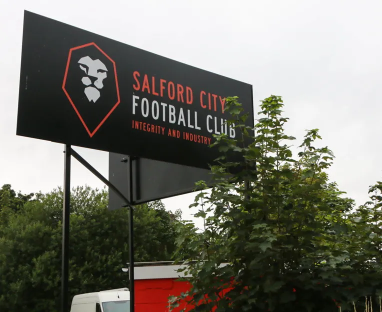 Biển hiệu chào mừng tại sân vận động Moor Lane của Salford City FC
