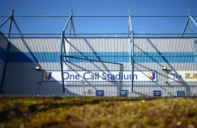Biển hiệu chính của One Call Stadium, tên gọi hiện tại của sân vận động Field Mill lịch sử, chào đón người hâm mộ.
