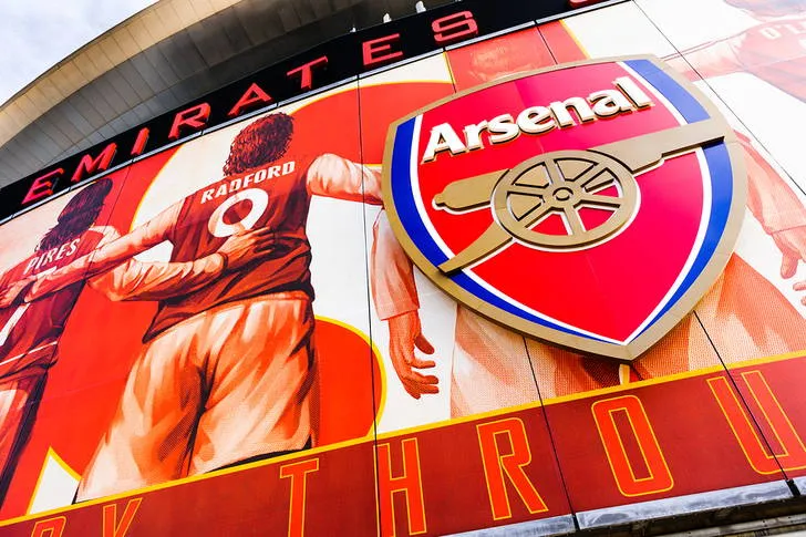 Biểu tượng câu lạc bộ Arsenal trên khán đài