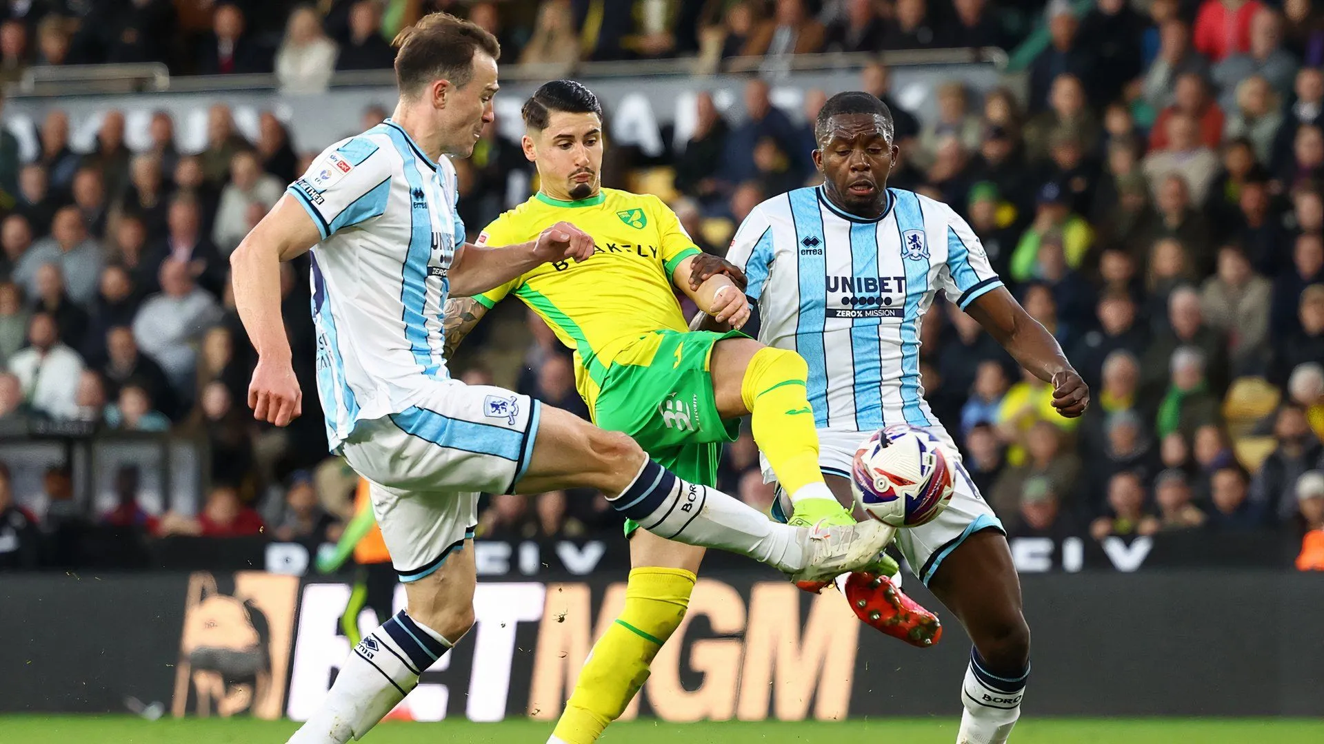 Borja Sainz bị truy cản trong trận đấu của Norwich