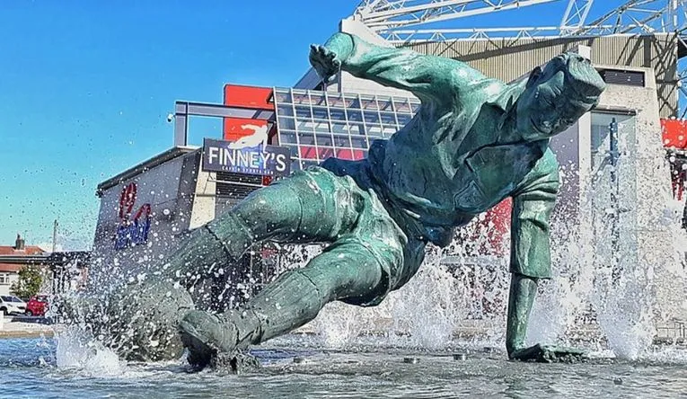 Bức tượng &quot;The Splash&quot; của Sir Tom Finney bên ngoài sân Deepdale, một biểu tượng của Preston North End