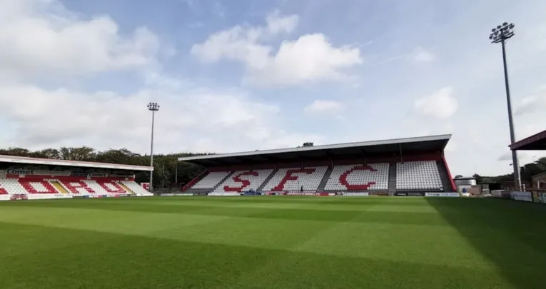 Các khán đài bên trong sân Broadhall Way của Stevenage