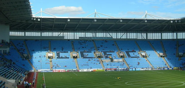 Các khán đài bên trong sân Coventry Building Society Arena