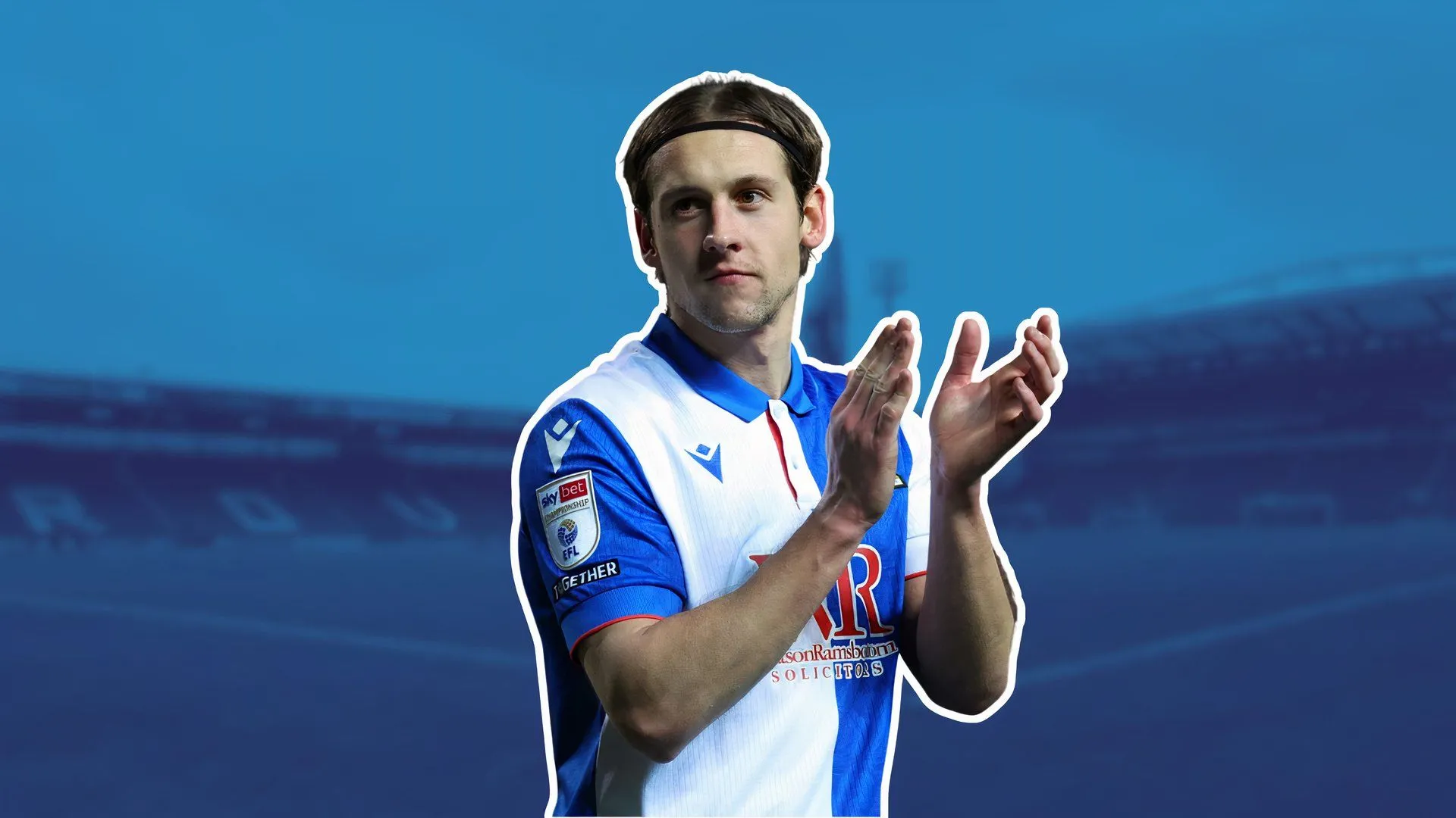 Callum Brittain, hậu vệ của Blackburn Rovers, thi đấu trên sân cỏ