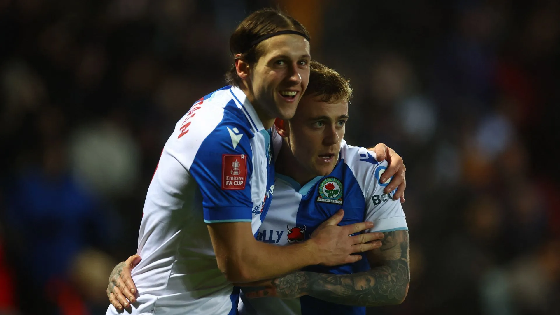 Callum Brittain trong màu áo Blackburn Rovers tranh bóng