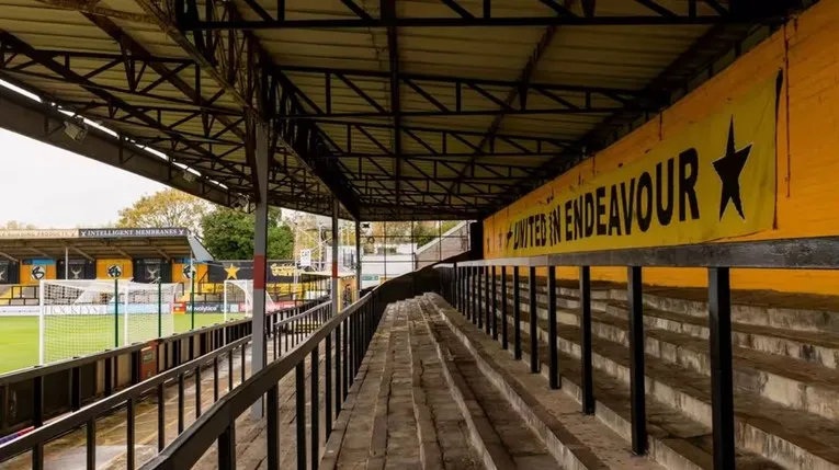 Cận cảnh các khu vực khán đài bậc thang tại sân vận động Abbey của Cambridge United.