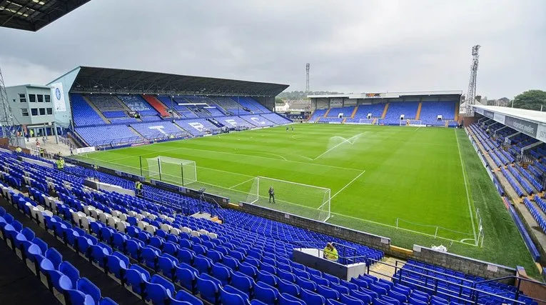 Cận cảnh mặt cỏ và khung thành sân Prenton Park, chuẩn bị cho trận đấu của Tranmere Rovers