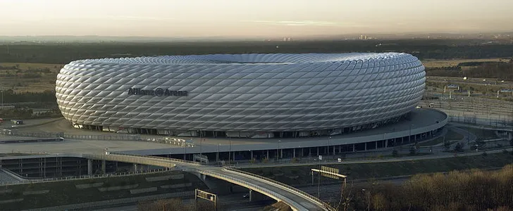 Cận cảnh mặt ngoài sân Allianz Arena với kiến trúc độc đáo
