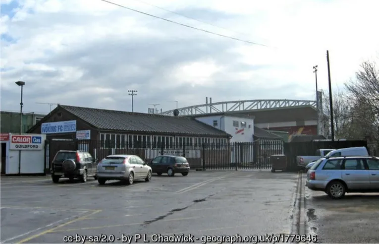 Cận cảnh mặt ngoài sân Kingfield Stadium, sân nhà CLB Woking