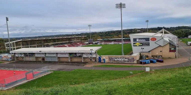 Cận cảnh mặt ngoài sân vận động Sixfields hiện đại