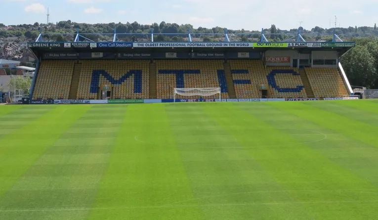 Cận cảnh một khán đài tại Field Mill, cho thấy cấu trúc và không gian dành cho cổ động viên của Mansfield Town.