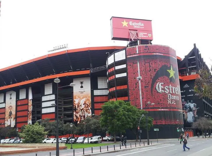 Cảnh bên ngoài Sân vận động Mestalla, biểu tượng bóng đá Valencia