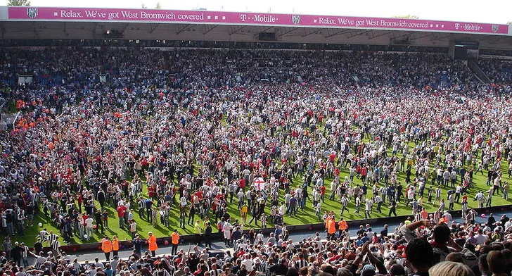 Cảnh khán giả ăn mừng sau &quot;Cuộc thoát hiểm vĩ đại&quot; tại sân The Hawthorns của West Brom