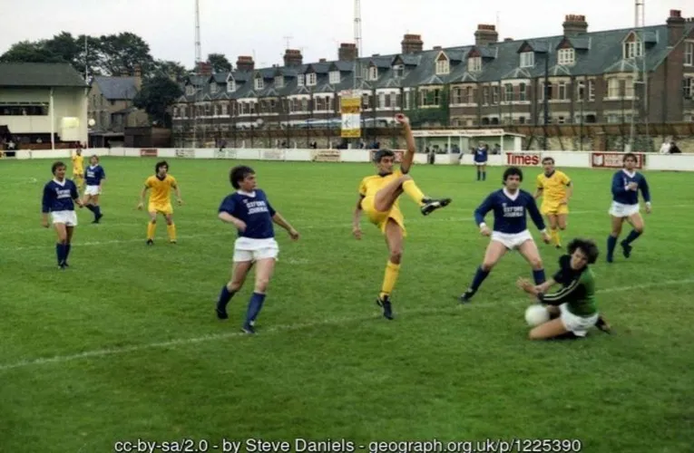 Cảnh trận đấu của Oxford City FC năm 1981, ghi lại khoảnh khắc lịch sử tại các giải đấu non-league