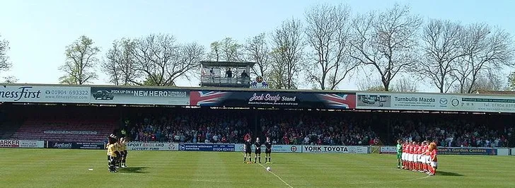 Cảnh trận đấu đang diễn ra trên sân Bootham Crescent, với cầu thủ York City