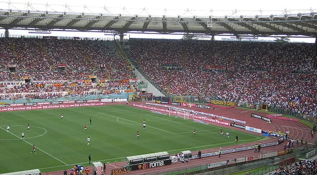 Cảnh tượng một trận đấu của AS Roma tại Stadio Olimpico với khán giả đông đảo